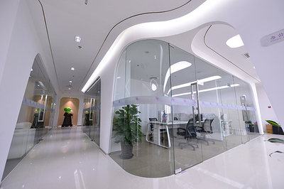 辦公室裝修設計中玻璃材料的可逆性優(yōu)勢及應用策略